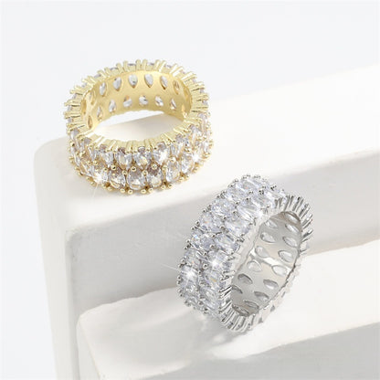 جوهرة غير منتظمة مع ماسة عالية وخاتم كامل