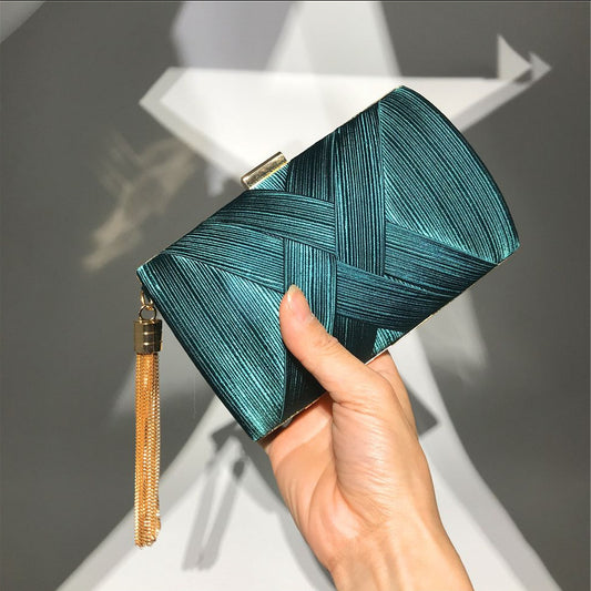 Abendtasche aus Satin mit Quaste