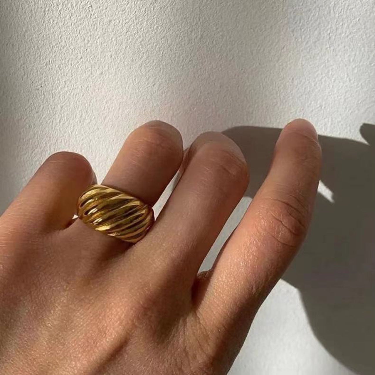 Croissant Edelstahl Damenring aus gedrehtem Titanstahl, 18 Karat vergoldet