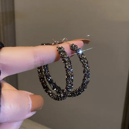 أقراط دائرية كبيرة مرصعة بالألماس بالكامل بتصميم عصري