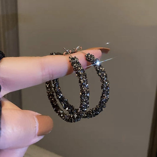 أقراط دائرية كبيرة مرصعة بالألماس بالكامل بتصميم عصري