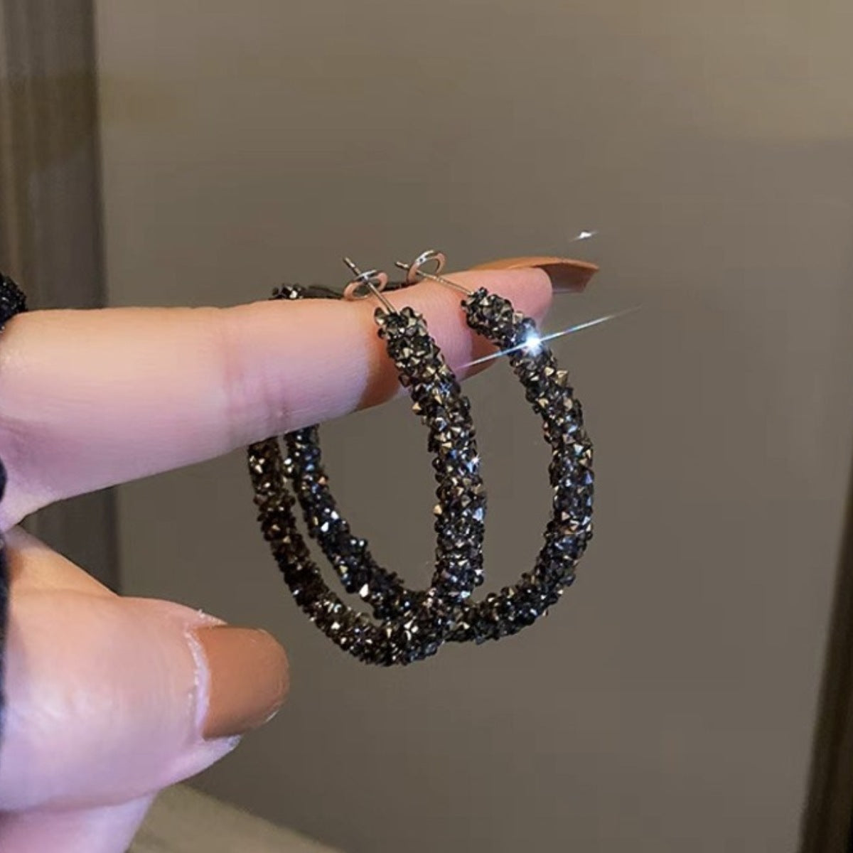 أقراط دائرية كبيرة مرصعة بالألماس بالكامل بتصميم عصري