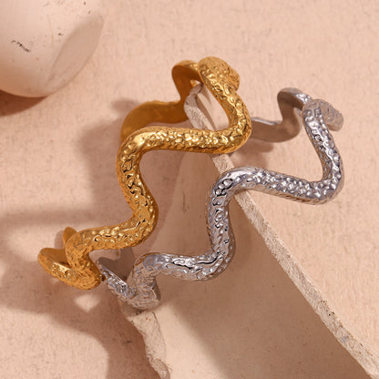 Fashionable All-match Stainless Steel 18K Gold Plating Beating Pattern Wave Snake Bracelet