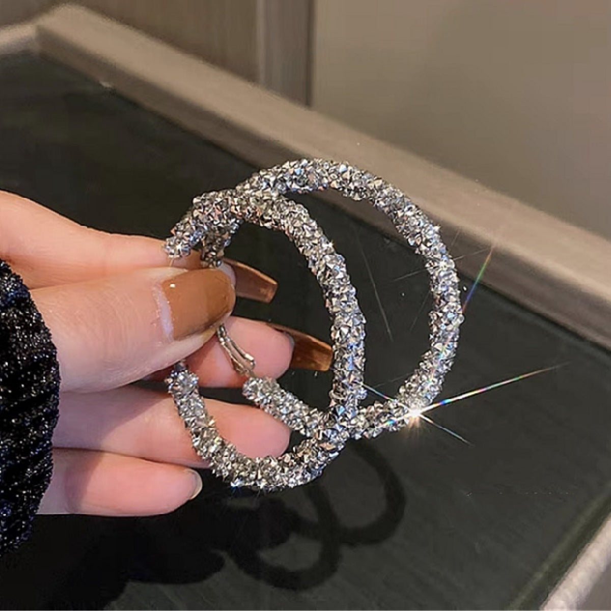 أقراط دائرية كبيرة مرصعة بالألماس بالكامل بتصميم عصري