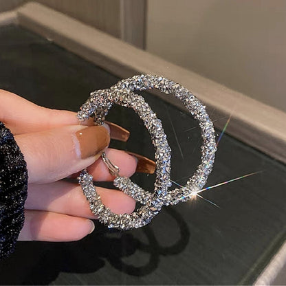 أقراط دائرية كبيرة مرصعة بالألماس بالكامل بتصميم عصري