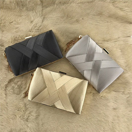 Abendtasche aus Satin mit Quaste
