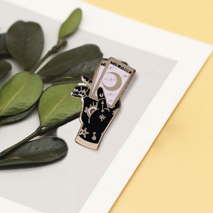 دبوس يد غامضة مع شارة قمر التارو