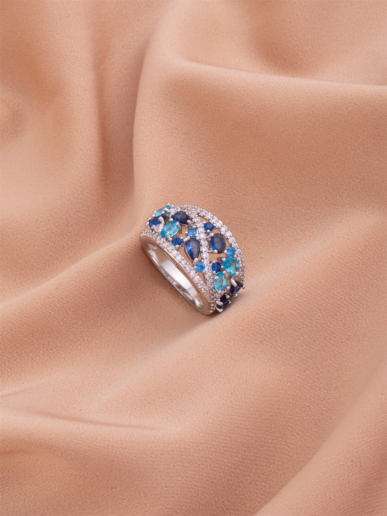 خاتم دائري مجوف ذو نسيج متقدم فريد من نوعه