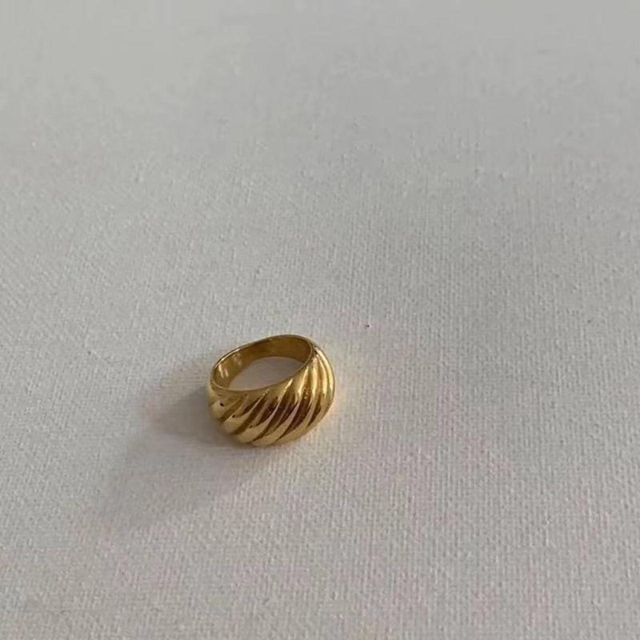 Croissant Edelstahl Damenring aus gedrehtem Titanstahl, 18 Karat vergoldet