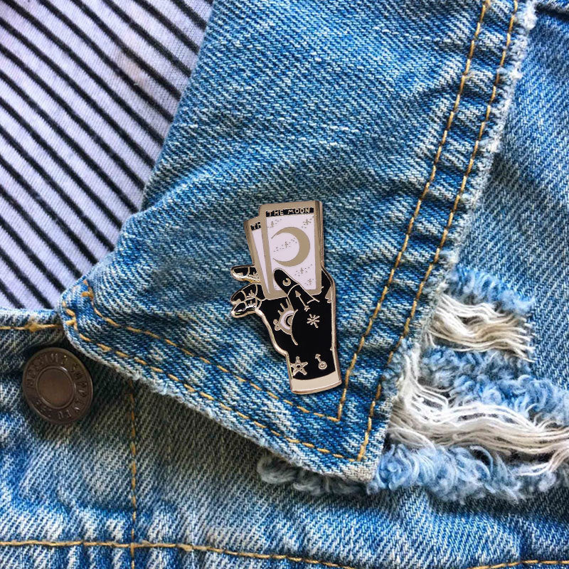 دبوس يد غامضة مع شارة قمر التارو